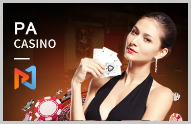 Bàn Baccarat trực tuyến với người chia bài, chip vàng và logo Daga68